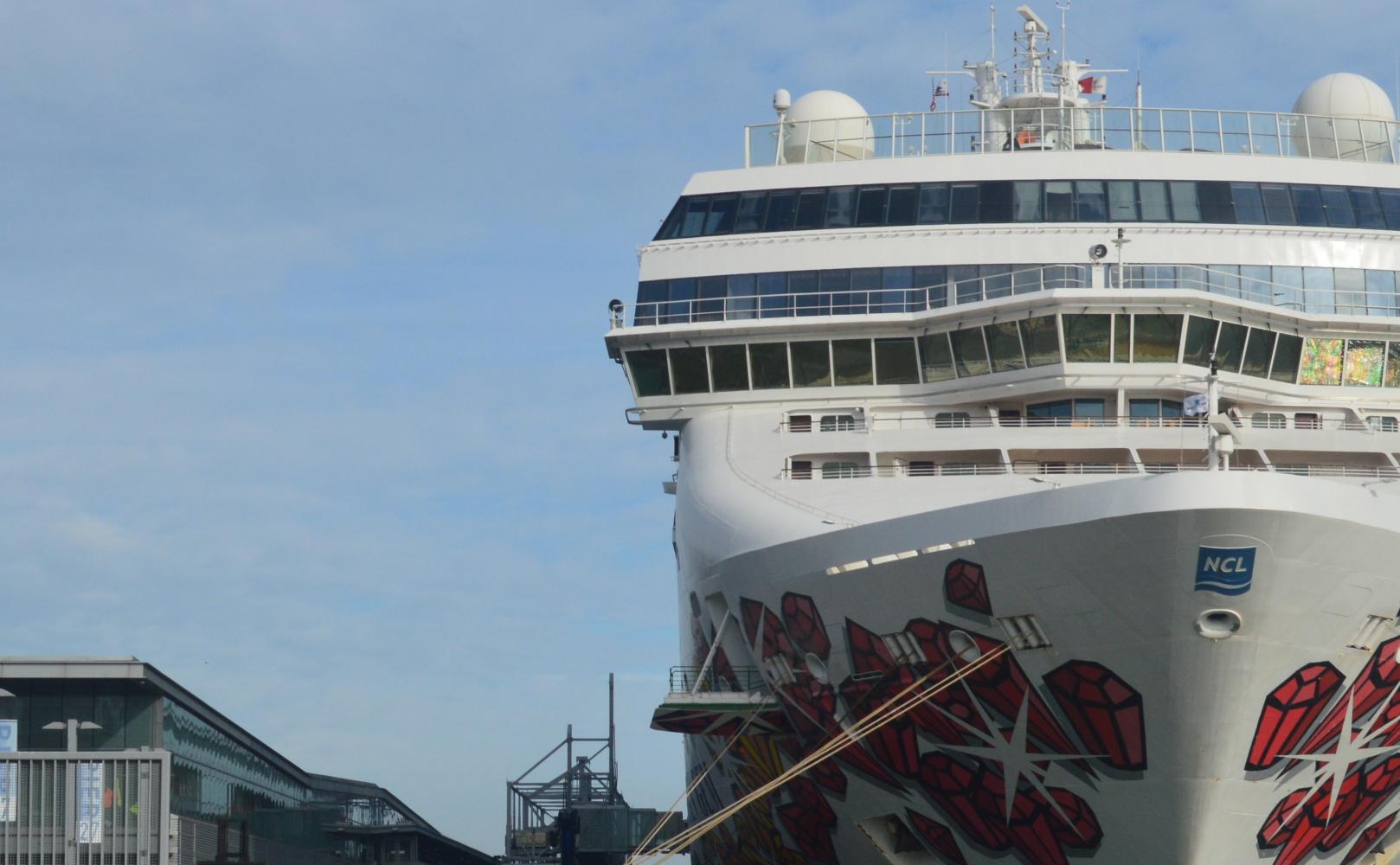 Cruise ship berthed at Pier 27