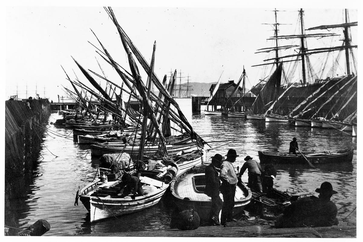Historic&nbsp;image&nbsp;of&nbsp;feluccas&nbsp;and&nbsp;fishermen&nbsp;in&nbsp;the&nbsp;inner&nbsp;harbor.&nbsp;